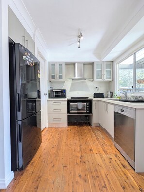 Réfrigérateur, four à micro-ondes, un four, surface de cuisson