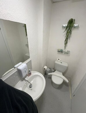 Shower, towels - North Coast Hotel (Blackpool)