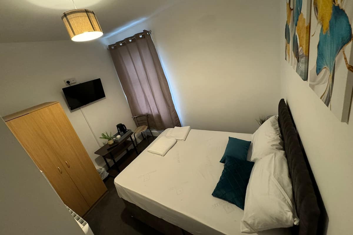 Standard Double Room, Ensuite | 1 bedroom, free WiFi