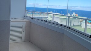 Un balcon avec vue sur la mer et une zone de villégiature.