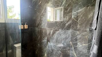 Chuveiro, secador de cabelo, toalhas de banho, sabonete