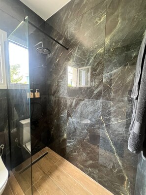 Dusj, hårføner, håndklær og såpe