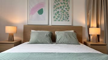 1 habitación, escritorio, tabla de planchar con plancha y cuna de viaje