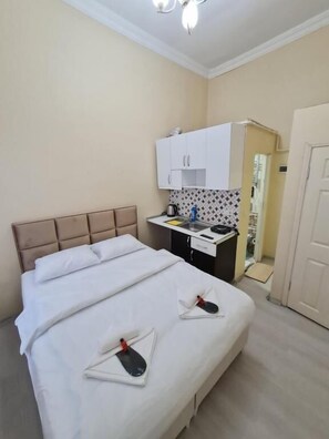 Kamar Double Deluks | Dapur pribadi | Peralatan masak/sendok-piring dan bumbu