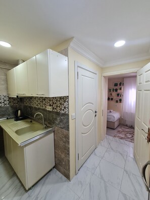 Kamar Double Deluks | Dapur pribadi | Peralatan masak/sendok-piring dan bumbu