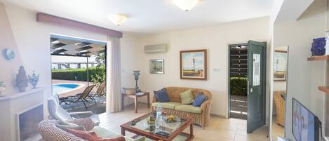 Villa, 3 Bedrooms, Private Pool, Garden View | Living area