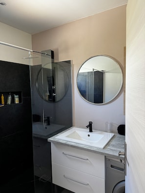 Shower, hair dryer, towels - Petite Villa 6 Personnes - Piscine Privée - Corse du sud (Zonza)