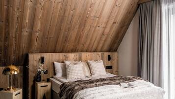 Neljän hengen superior-huone, vuoristonäköala | Tallelokero huoneessa, työpöytä, silitysrauta/-lauta, ilmainen Wi-Fi