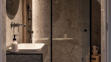Buồng tắm vòi sen, máy sấy tóc, khăn tắm, xà phòng