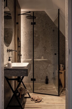 Dusche, Haartrockner, Handtücher, Seife