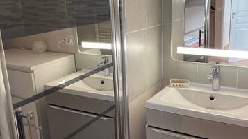 Een douche, een haardroger, handdoeken, zeep