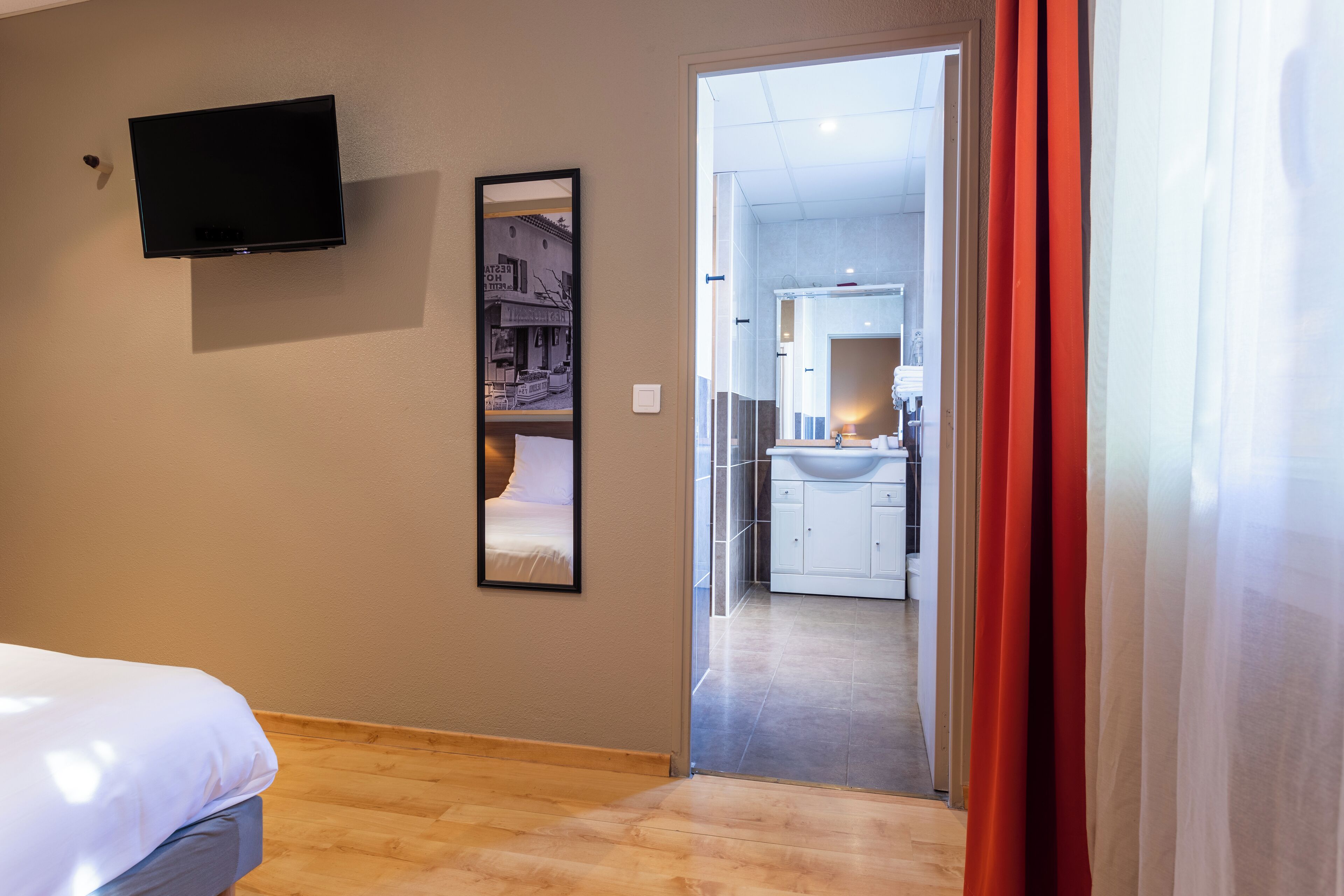 デスク、WiFi (無料)