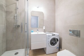 Classic-Apartment, 1 Doppelbett und Schlafsofa | Badezimmer | Dusche, Handtücher, Seife, Shampoo