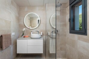 Shower, hair dryer, towels, soap - CASA SUNBREZEE, modern villa located in Villas del Vent, Javea (Javea)