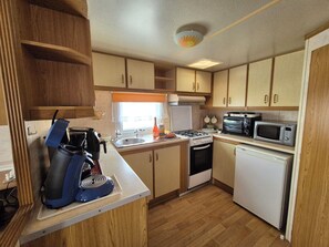 Een microgolfoven, een oven, een kookplaat