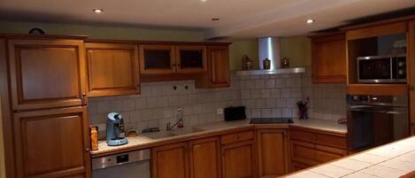 Lave-vaisselle, blender, batterie de cuisine, vaisselle et ustensiles