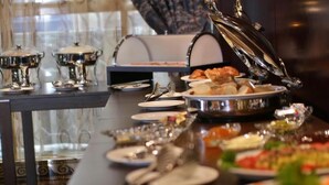 Ein reichhaltiges Buffet mit verschiedenen Speisen und Besteck.