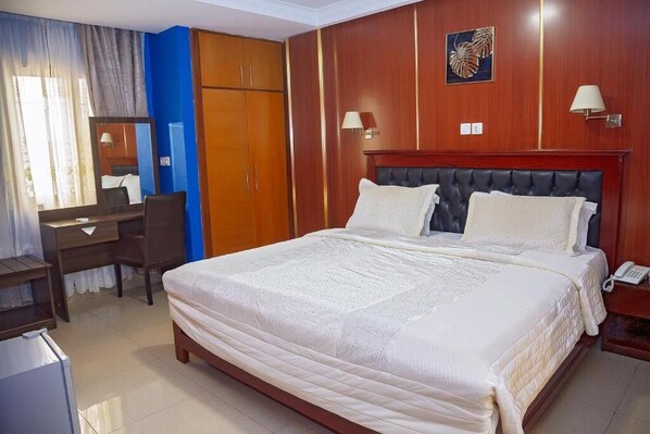 Premium-Zimmer | Individuell eingerichtet, Schreibtisch, laptopgeeigneter Arbeitsplatz