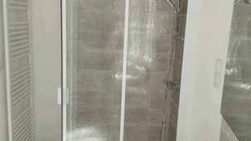 Sèche-cheveux, serviettes fournies, savon, shampoing