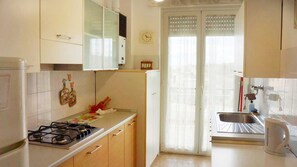 Apartment | Private kitchen | Full-size fridge, microwave, oven, electric kettle - Cleo Girasole (Porto Recanati)