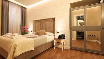Une chambre d’hôtel comprenant un lit, une table de chevet, une lampe et un meuble avec miroir.
