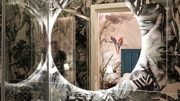 Ducha, secador de pelo, toallas, jabón