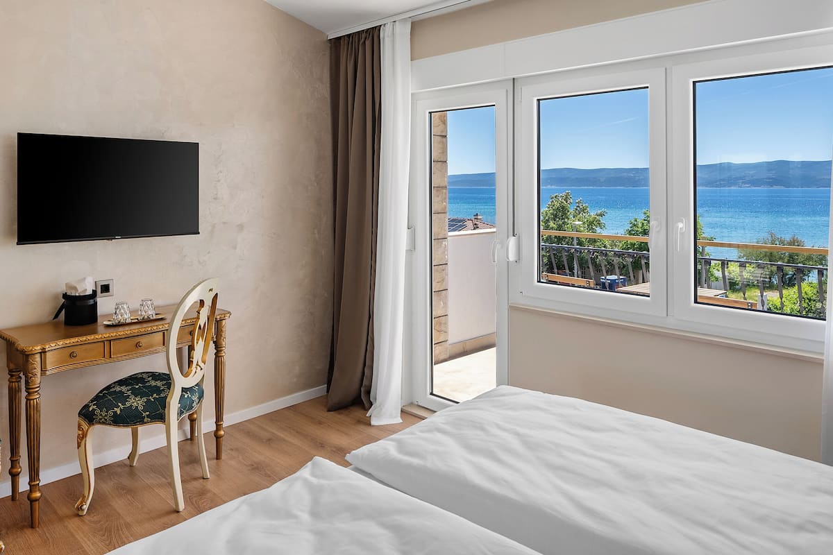 Deluxe Double Room, Sea View | 1 bedroom, minibar, free WiFi, bed sheets
