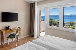 Quarto casal luxo, vista para o mar | Frigobar, Wi-Fi de cortesia, roupa de cama