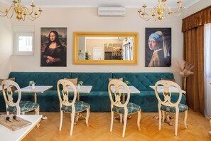 Café da manhã com buffet grátis todos os dias