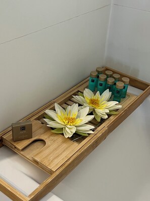 Bruser, hårtørrer, håndklæder, Sæbe