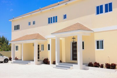 Townhouse w/Pool Near Beach, Airport & Supermarket