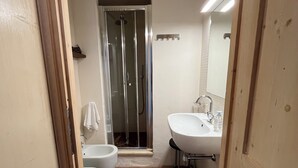A bathroom with a shower, toilet, and sink. - Your Terrace in Fiesole (Fiesole)