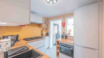 Een koelkast, een microgolfoven, een oven, een kookplaat