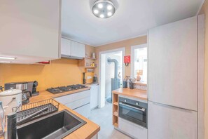 Kühlschrank, Mikrowelle, Ofen, Herdplatte