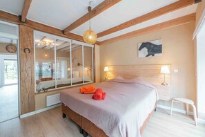 1 bedroom, travel cot, WiFi, bed sheets
