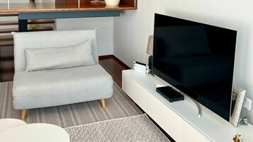 Een televisie en een open haard