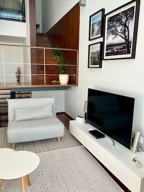 Televisor, llar de foc i oficines