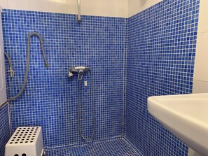 Shower, hair dryer, towels, soap - Casa Sin Numero, an authentic village house. (Comares)