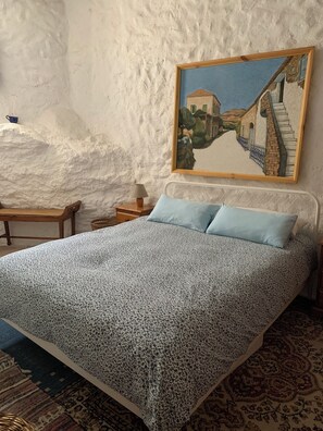 3 bedrooms, desk, iron/ironing board, free WiFi - Casa Sin Numero, an authentic village house. (Comares)