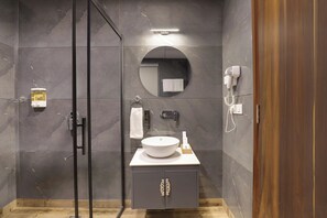 Bañera y ducha independientes, cabezal de ducha con hidromasaje