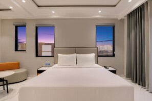 Suite, 1 letto king, balcone, vista città | Biancheria in cotone egiziano, biancheria da letto di alta qualità