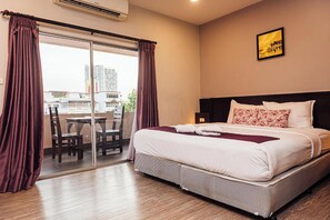 Rom – deluxe | Sengetøy av topp kvalitet, safe på rommet og skrivebord