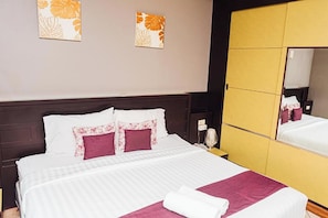 Habitación Deluxe | Ropa de cama de alta calidad, caja fuerte, escritorio y cortinas opacas