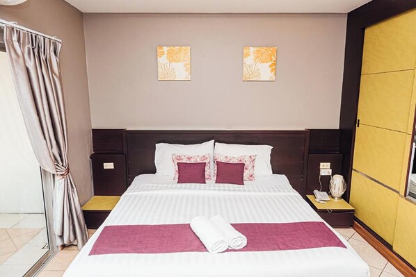 Deluxe Room | Premium bedding, in-room safe, desk, blackout drapes