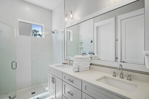 Shower, hair dryer, towels - Golf Cart, 6 Bikes! Walk to the Pool & the Beach! ~ My Happy Place on 30A (Santa Rosa Beach)