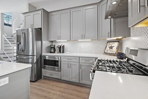 Cafetera y tetera, refrigerador, microondas y horno