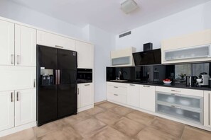 雪櫃、微波爐、焗爐、爐具