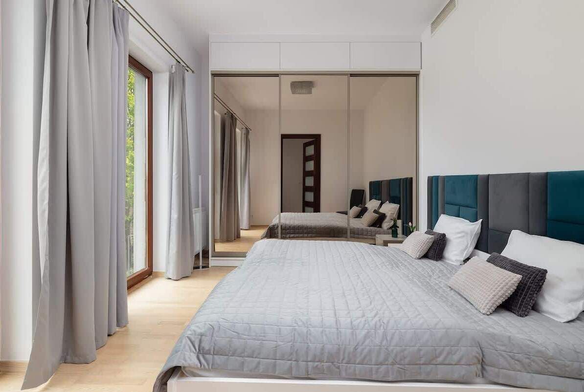 2 soverom, skrivebord, strykejern/-brett og reiseseng for barn