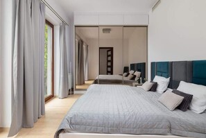 2 間睡房、書桌、熨斗/熨衫板、可攜式嬰兒床