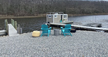 Cozy houseboat escape surrounded by breath taking views across from Rocky Neck!